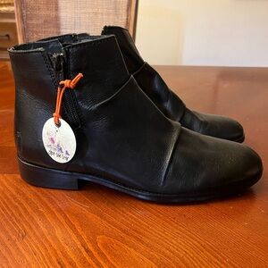 NWT Shoe the Bear Chelsea Boots Black Size 7.5